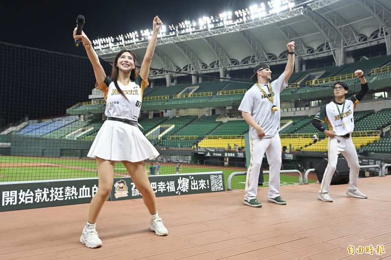 球員見面會活動是先發投手後勁與球迷互動。（記者陳志曲攝）