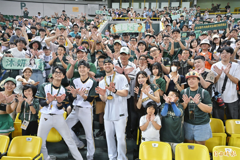 球員見面會活動是先發投手後勁與球迷互動。（記者陳志曲攝）