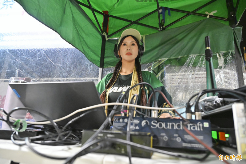 沐妍在外野客隊應援區擔任DJ工作。（記者陳志曲攝）