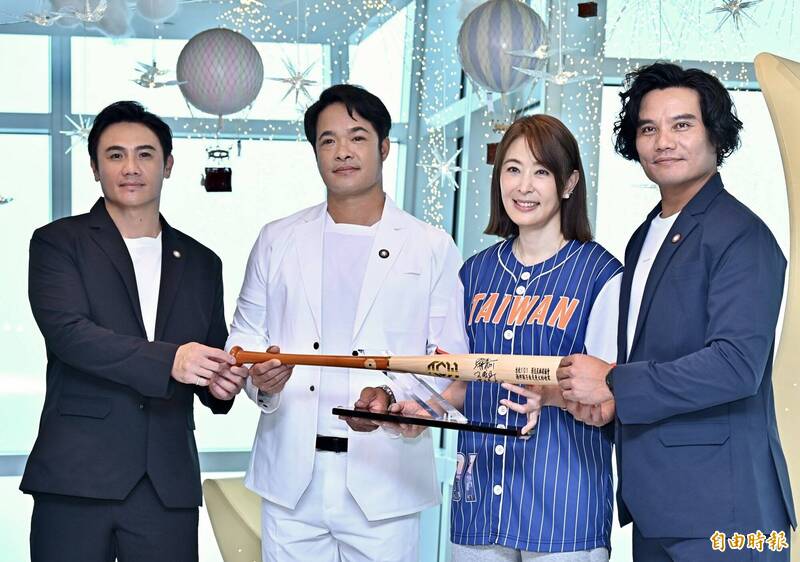 原棒協理事長林智勝（左二）與職棒球星陳鏞基（左一）、王勝偉（右一）8日與台北101董事長賈永婕（右二）展開公益合作，將垂直馬拉松「一起向上」的精神延伸到兒少關懷，互贈禮物並合影。（記者塗建榮攝）