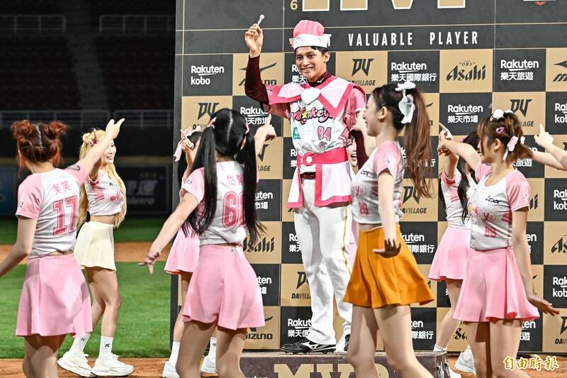 樂天桃猿馬傑森敲出勝利打點獲選單場MVP，賽後變裝慶祝。（記者陳志曲攝）