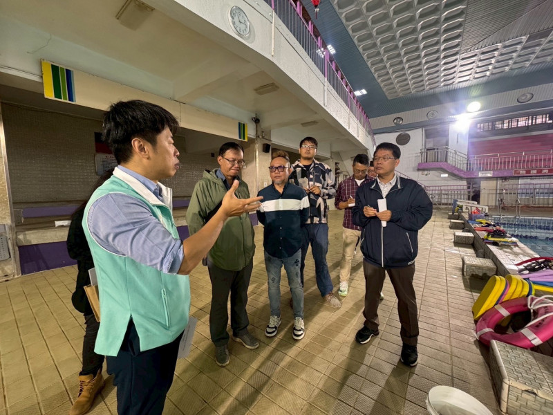 基隆市立游泳池才開放不久，跳台脫落害選手受傷。市議員張之豪（左一）前往游泳池勘查。（張之豪提供）