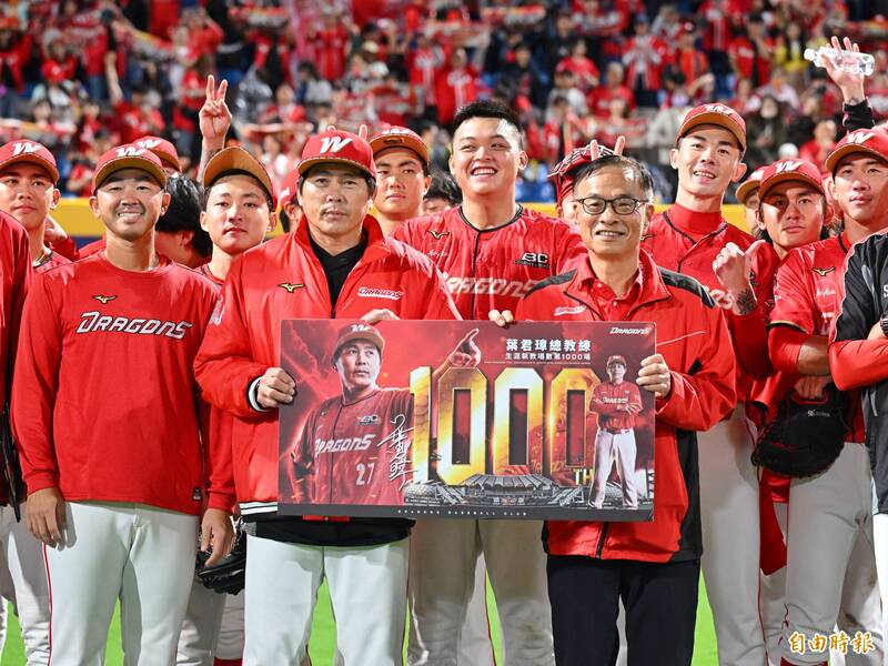 味全龍總教練葉君璋昨日達成生涯執教第1000場的里程碑，同時也取得執掌龍隊的第300勝。（資料照，記者陳逸寬攝）