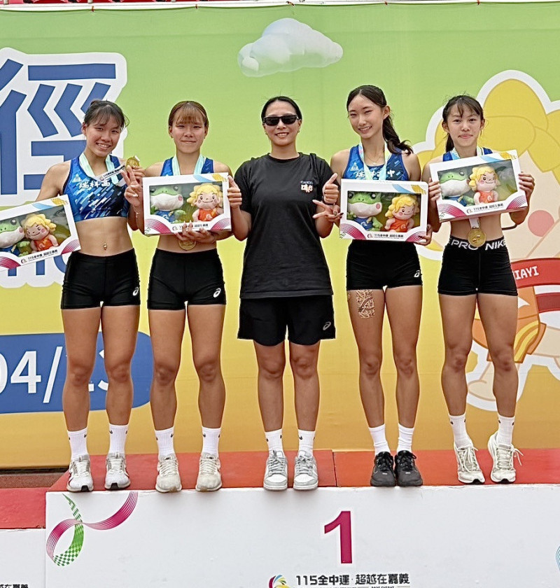 瑞祥高中田徑隊教練王昱淇（中）與4女將鄭宸涵（左起）、鄭宸鈞、李苡熏、謝宜彤共享全中運接力雙料金牌的喜悅。（瑞祥高中提供）