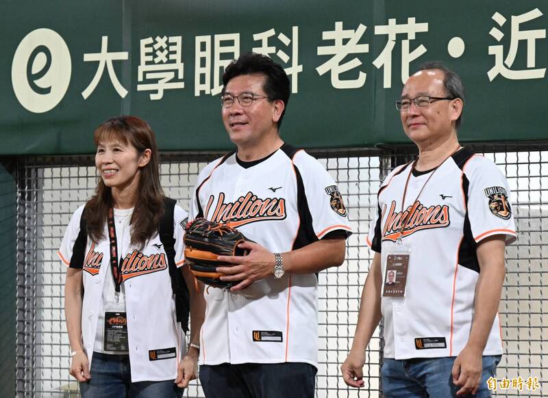 統一獅董事長涂忠正也親自到場見證歷史性一刻。（記者李惠洲攝）