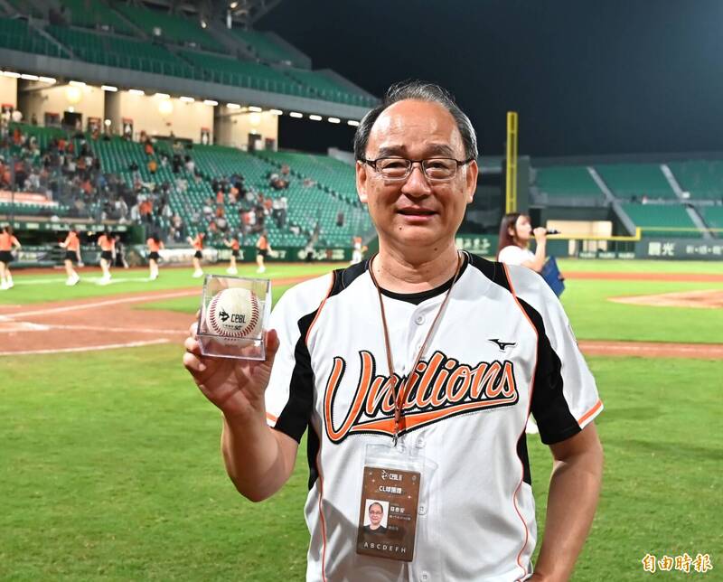 統一獅領隊蘇泰安手拿2000勝球。（記者李惠洲攝）