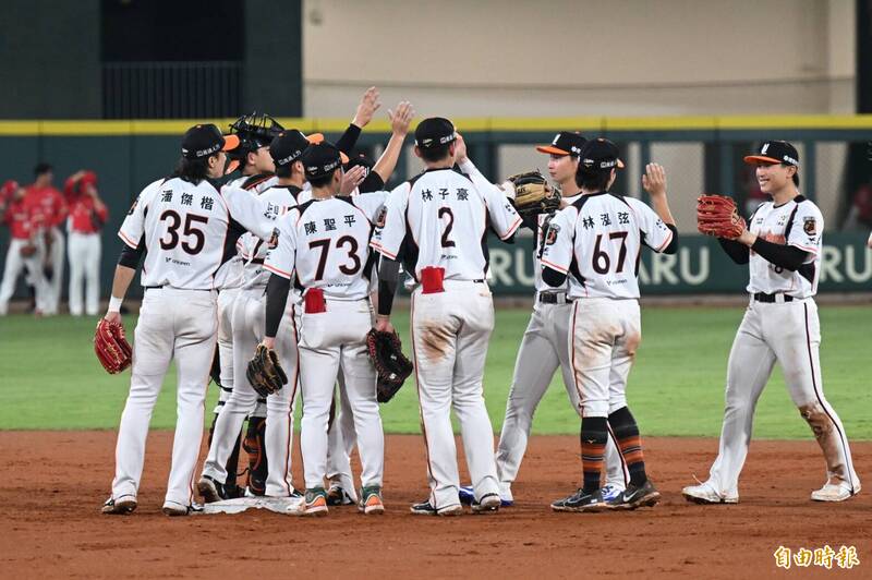統一獅勇奪第2000勝。（記者李惠洲攝）