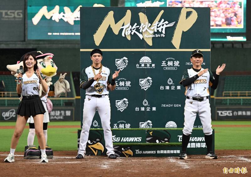 台鋼總教練洪一中難得一起下去跳勝利之舞。（記者李惠洲攝）