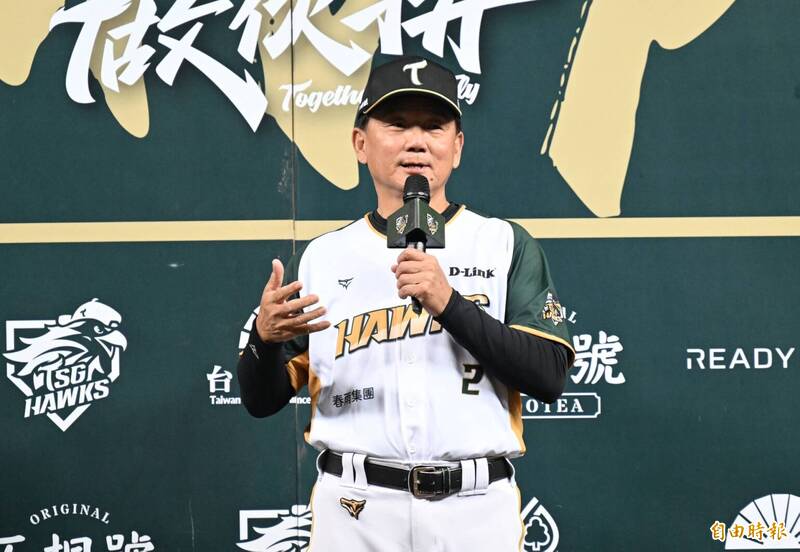 台鋼總教練洪一中生日願望是拿下總冠軍。（記者李惠洲攝）