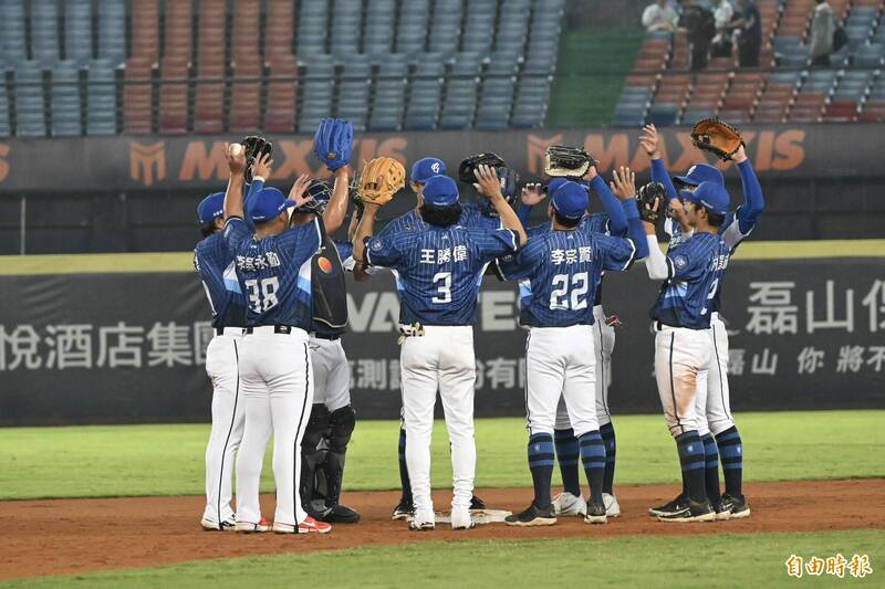 富邦悍將昨晚大勝。（記者廖耀東攝）