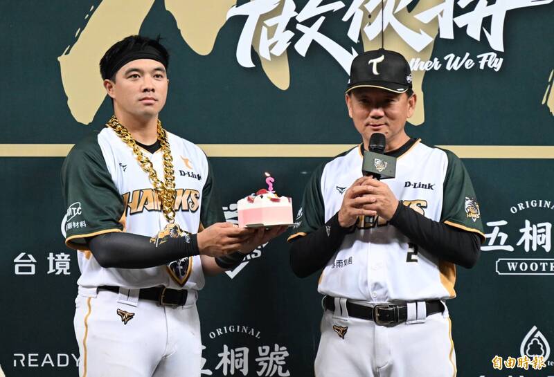 台鋼雄鷹特地幫總教練洪一中準備生日蛋糕。（記者李惠洲攝）