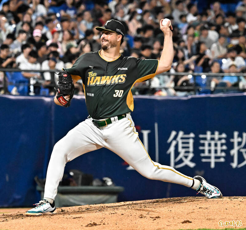 台鋼雄鷹先發投手艾速特。（記者陳志曲攝）