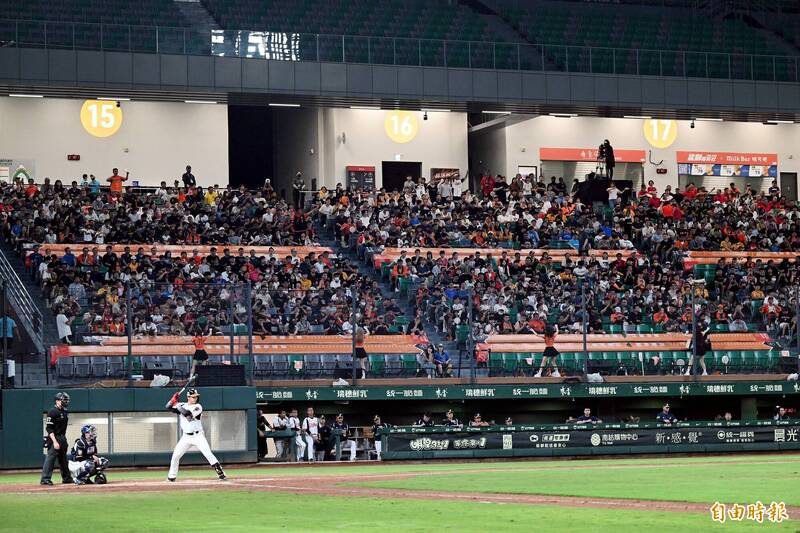 獅象大戰加持，亞太球場史上首次平日破萬。（記者李惠洲攝）