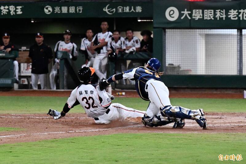 蘇智傑衝向本壘被刺殺出局。（記者李惠洲攝）