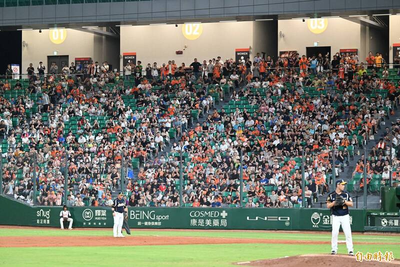 統一獅今天在亞太主球場迎戰中信兄弟，全場吸引10471人進場。（記者李惠洲攝）