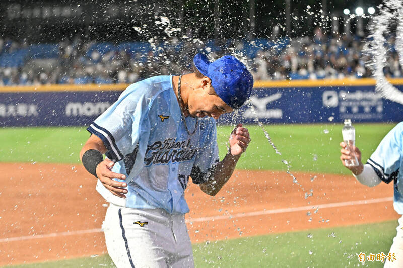 富邦悍將童堉誠獲選單場MVP。（記者陳志曲攝）