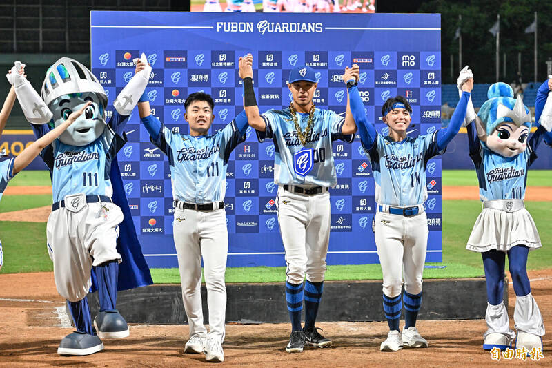 富邦悍將童堉誠獲選單場MVP。（記者陳志曲攝）