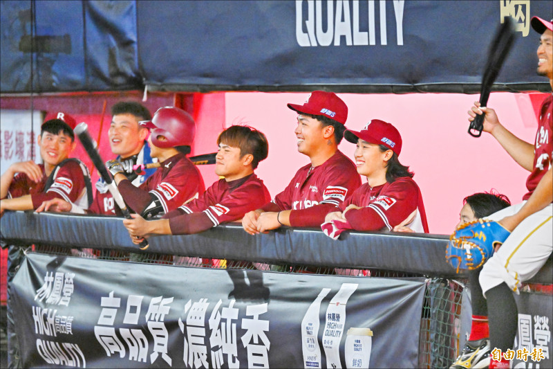 曾仁和獲選MVP，前猿隊隊友也替他開心。（記者陳逸寬攝）