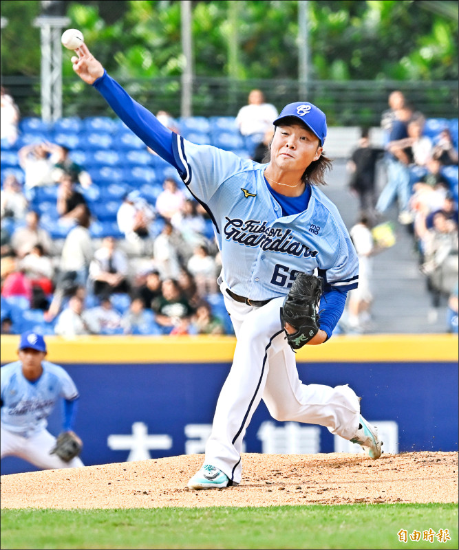 悍將鈴木駿輔先發6局送出8次三振，收下本季第3勝。
（記者陳志曲攝）