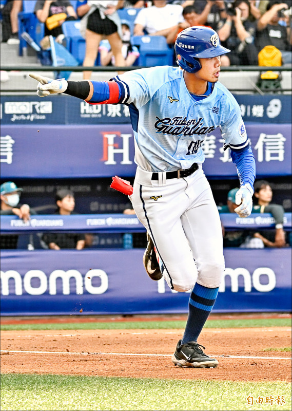 悍將童堉誠貢獻2分打點，生涯首度獲選單場MVP。
（記者陳志曲攝）