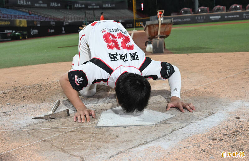 張政禹賽後特別在本壘留下紀念一吻。（記者林正堃攝）