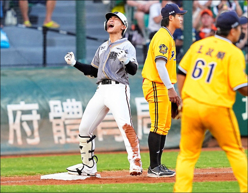 統一獅朱迦恩（左）「神跑壘」，摸到致勝分。（統一獅提供）
