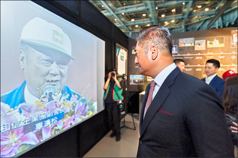 中信慈善基金會董事長辜仲諒駐足觀賞「中信60甲子緣」棒球特展展出的1999年職棒總冠軍賽中信金控創辦人辜濓松開球畫面。（中信金控提供）