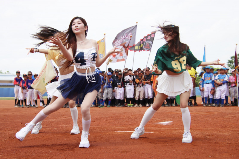 樂天桃猿Rakuten Girls啦啦隊成員穎樂等帶來表演。（記者林宜樟攝）