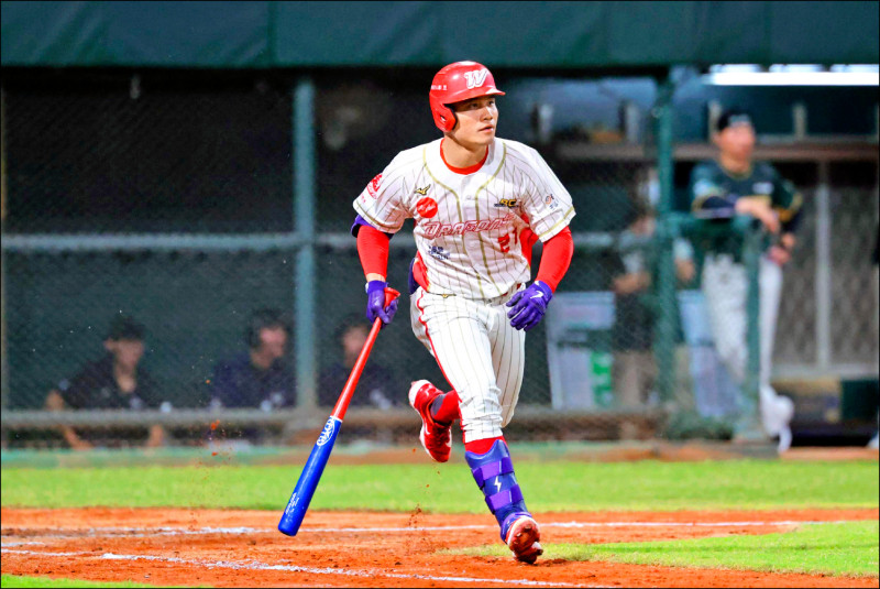 8局下龍隊李凱威敲出2分打點致勝安，達成生涯200打點里程碑。（味全龍提供）
