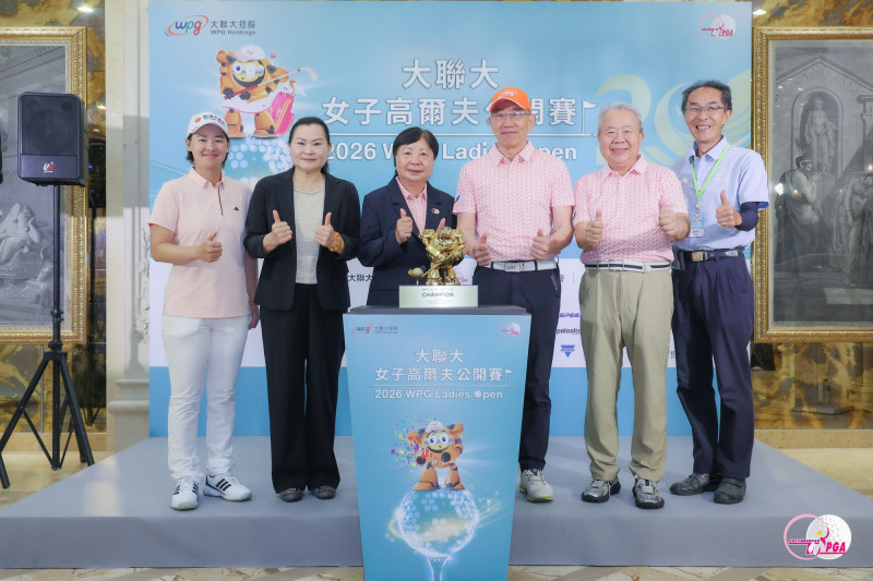 大聯大控股黃偉祥董事長（右3）、大聯大控股張蓉崗執行長暨賽事總指揮（右2）、TLPGA黃璧洵理事長（左3）、揚昇高爾夫鄉村俱樂部黃美蘭總經理（左2）、TLPGA裁判長劉宇和（右1）及選手代表李旻。（大會提供）
