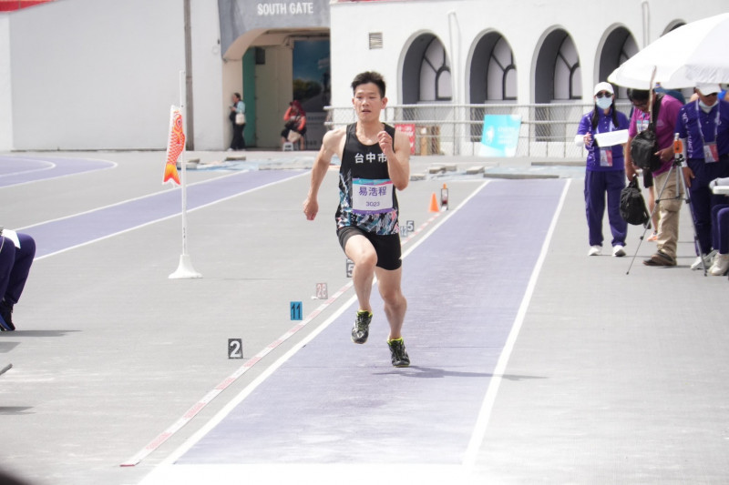 易浩程在全障運跳遠項目終結13連霸者奪金。（市府提供）