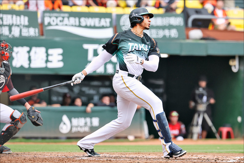 魔鷹4局下敲出關鍵2分砲，雄鷹寫下隊史最快20勝紀錄。（台鋼雄鷹提供）