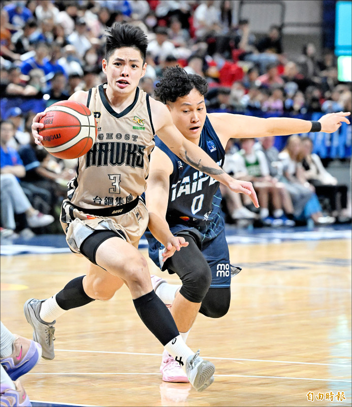 獵鷹險勝勇士，當家主控谷毛唯嘉（左）居功厥偉。（記者廖振輝攝）