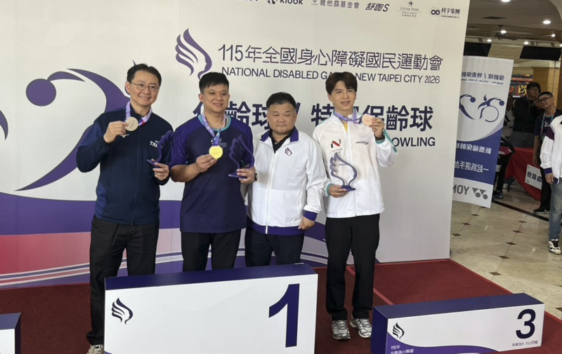 男子組保齡球個人賽好手盧泰安（右1）榮獲第3名。（南市體育局提供）