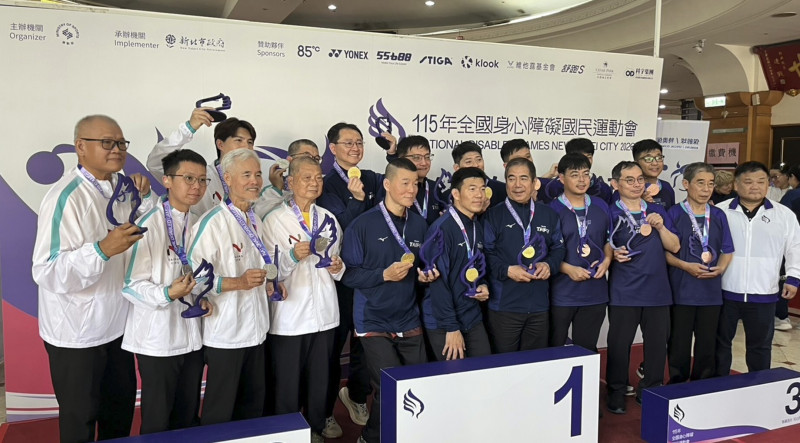 南市男子組保齡球團體賽榮獲第2名。（南市體育局提供）