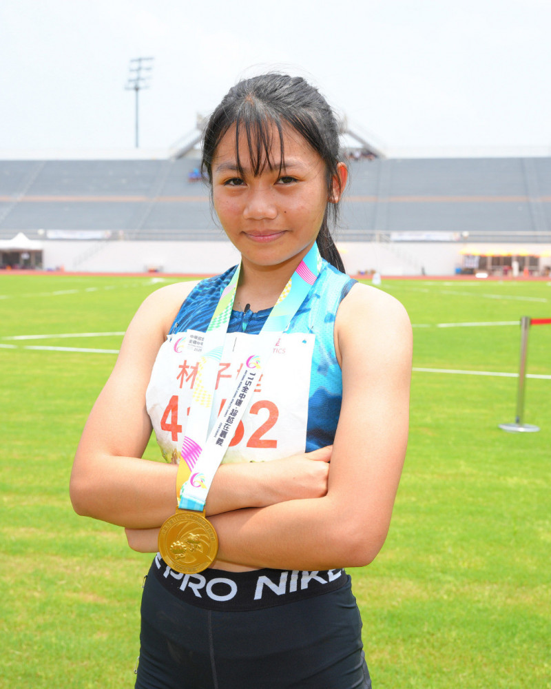 新北市明德高中的林子婕在115年全中運100公尺跨欄上演「破紀錄三部曲」，完成3連霸壯舉。（圖由體育局提供）