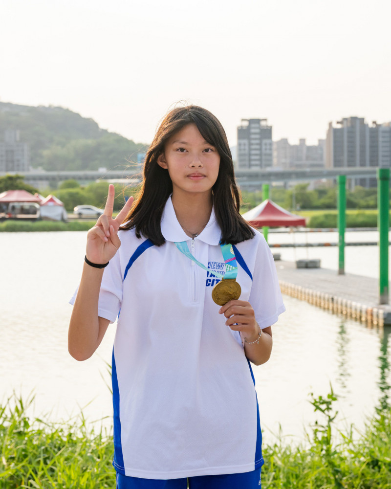 新北市碧華國中楊之媞在115年全中運拿下輕艇種類隊史首金。（圖由體育局提供）