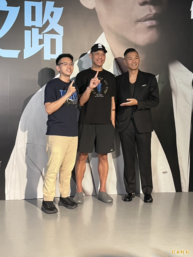 林志傑特展明天開展，他和PLG副會長陳建州、勇士球隊總經理葉宗穎一同出席導覽活動。（記者粘藐云攝）