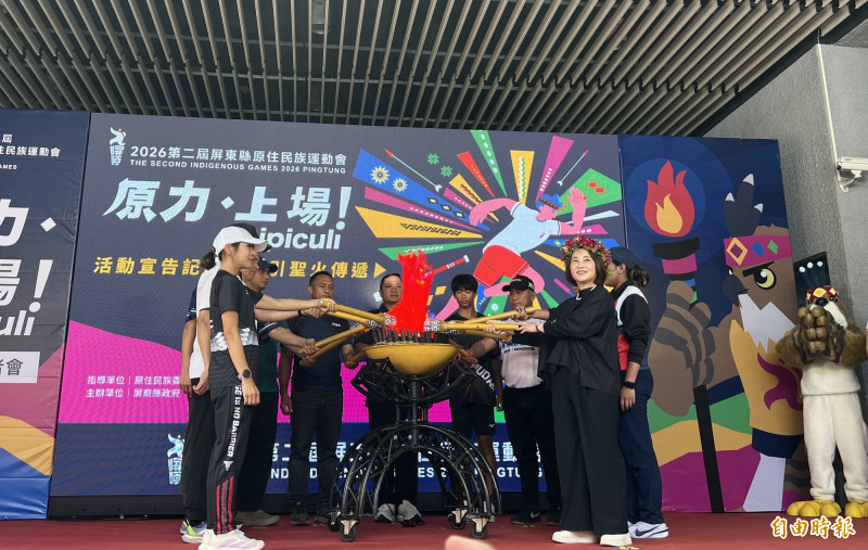 屏東縣長周春米與聖火傳遞起跑選手共同點燃聖火。（記者羅欣貞攝）