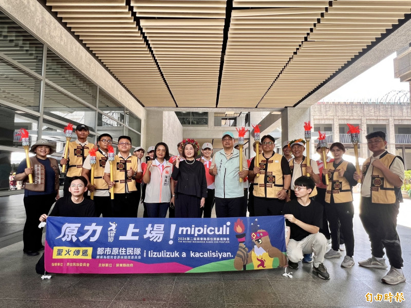 第二屆屏東縣原住民族運動會今日舉行點燃聖火儀式。（記者羅欣貞攝）