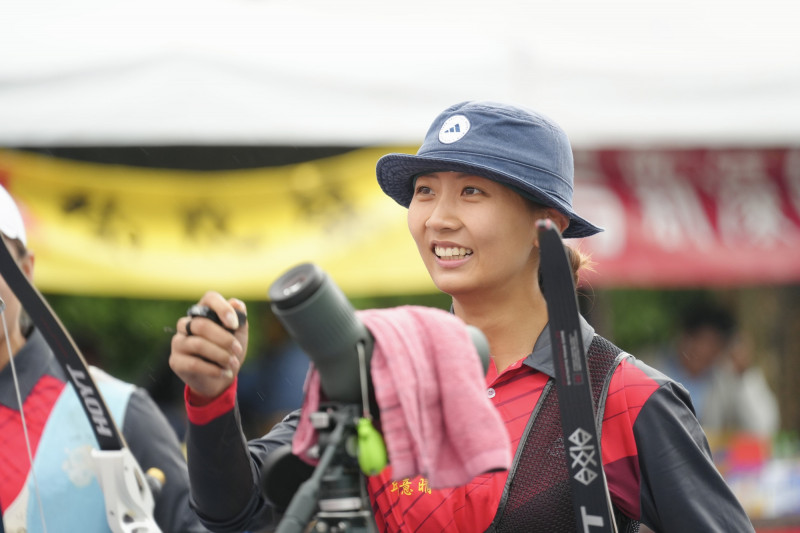 上季例行賽「不敗女王」邱意晴今年多了親妹妹邱丞婕作伴。（射箭協會提供）