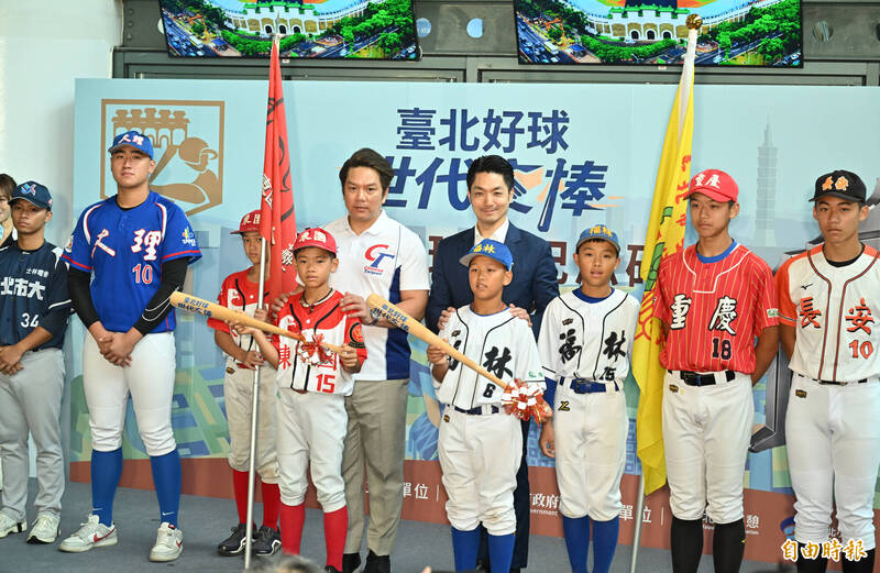 台北市長蔣萬安出席「臺北好球 世代交棒」市立棒球場紀念碑落成記者會，會中與球星周思齊合影。 （記者田裕華攝）