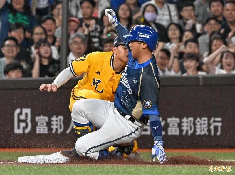 林書逸敲出三壘安打。（記者陳志曲攝）