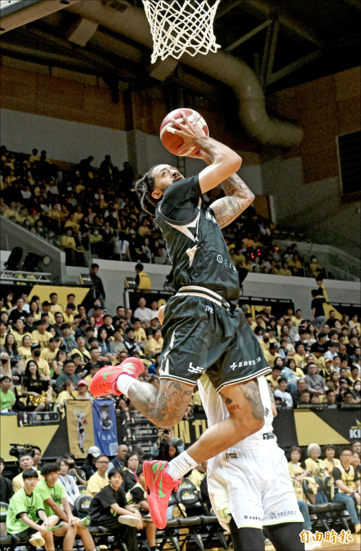 國王杰倫攻下全場最高25分。（記者劉信德攝）