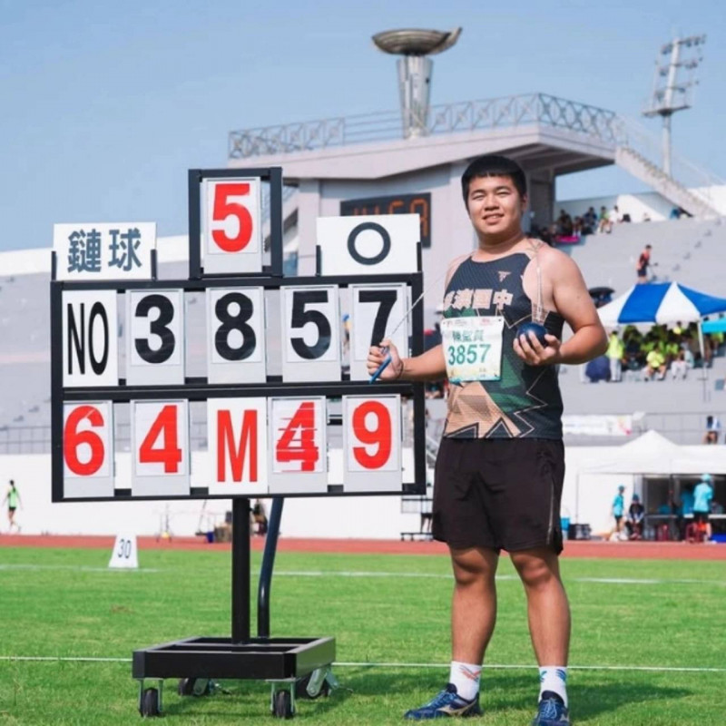 蘇澳國中陳聖賢在全中運鏈球賽事中，以64.49公尺刷新國男組大會紀錄奪金。（台灣世界展望會提供）