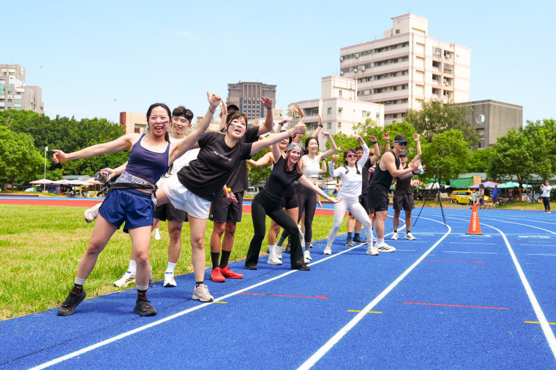 新竹市立田徑場整修完工今天啟用，市府也舉辦趣味路跑體驗活動。（新竹市府提供）