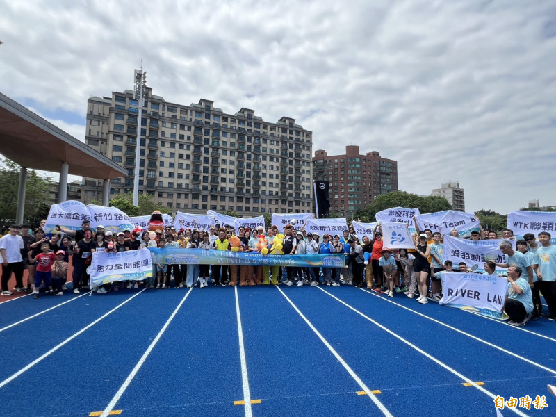 新竹市立田徑場整修完工今天啟用，市府也同時舉行新竹城市馬拉松開放報名活動。（記者洪美秀攝）