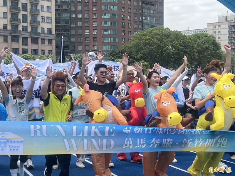 新竹市立田徑場整修完工今天啟用，市府也同時舉行新竹城市馬拉松開放報名活動。（記者洪美秀攝）