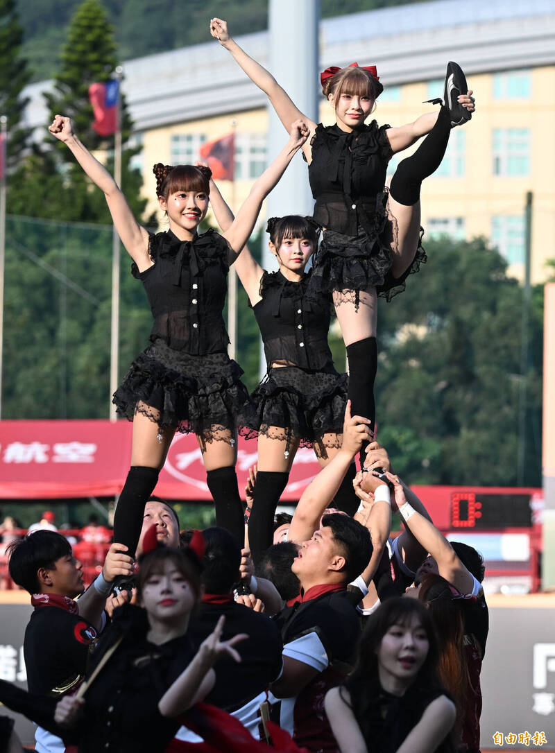 小龍女挑戰競技啦啦隊動作，完成沒在怕。（記者林正堃攝）