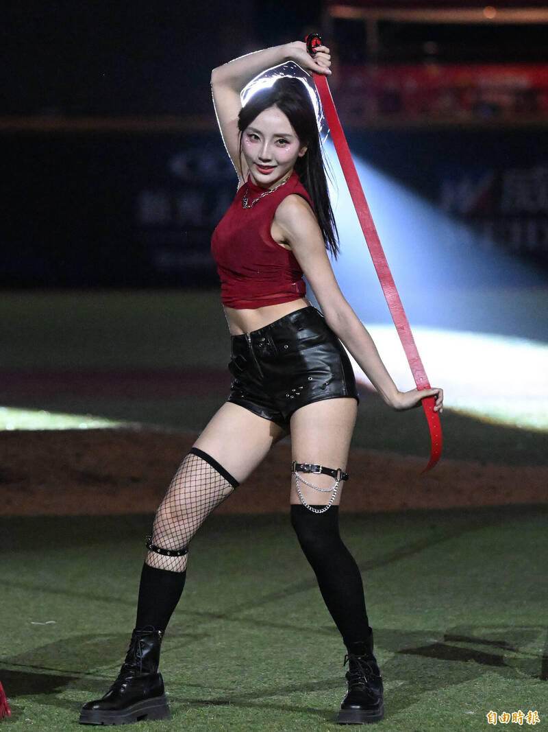 小龍女賽後辣舞沒極限。（記者林正堃攝）